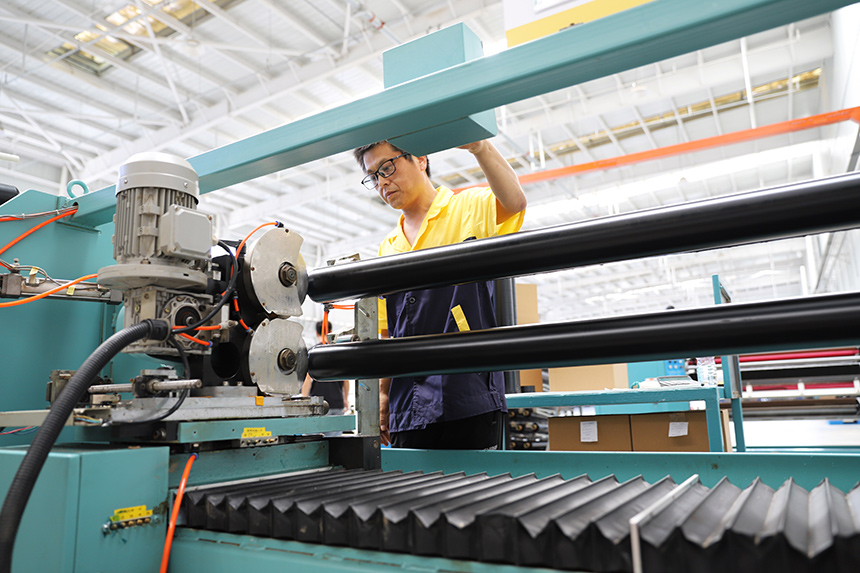 8月28日，河北省涿州市中膠產業園，亮線（河北）新材料科技有限公司員工正在分割成品膠帶。熊華明攝