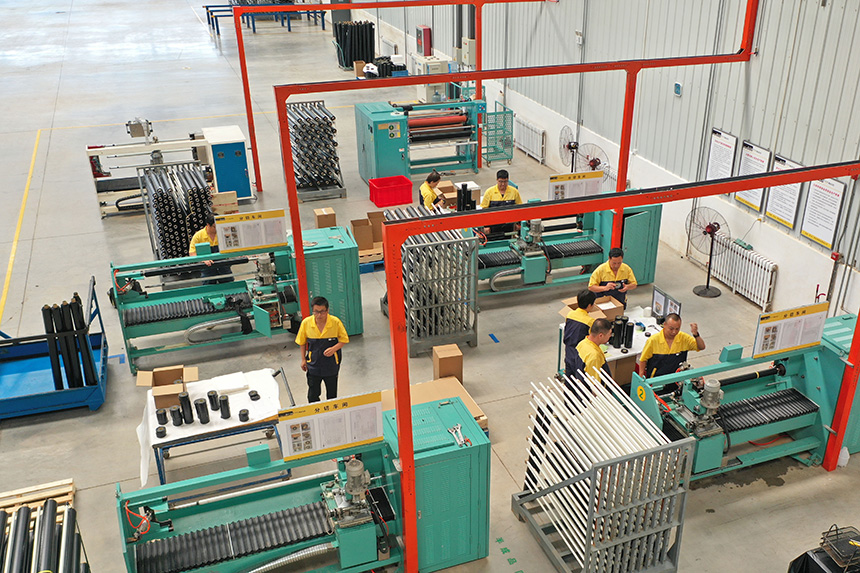 8月28日，河北省涿州市中膠產業園，亮線（河北）新材料科技有限公司員工正在生產膠帶。熊華明攝3