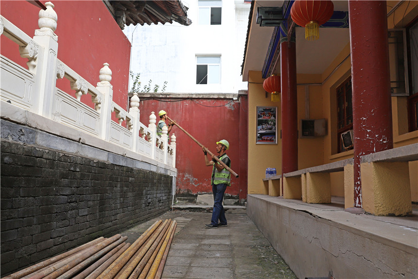 9月4日，河北省文物保護單位涿州市藥王廟搶險修復基本完成，工人正在拆除維修用的腳手架。熊華明攝
