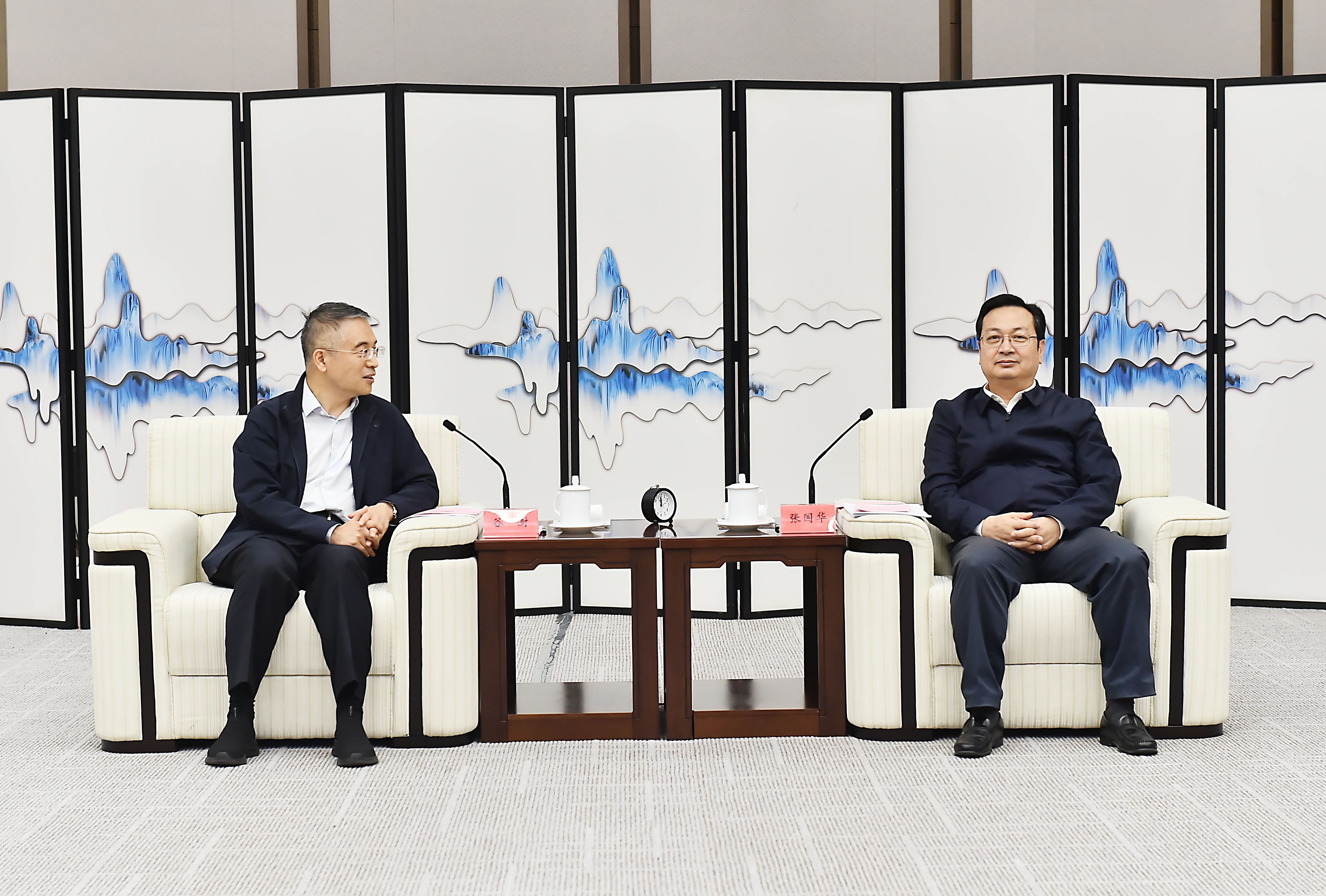 张国华与中国农业银行董事长谷澍一行举行工作座谈。刘向阳摄