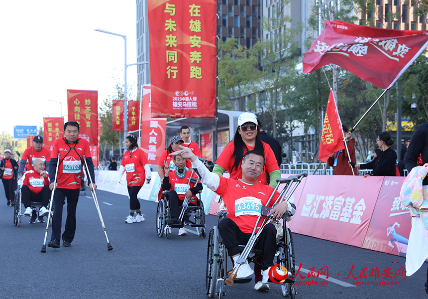 2023雄安马拉松现场参加“梦想一公里”的残障跑者。人民网记者 李兆民摄