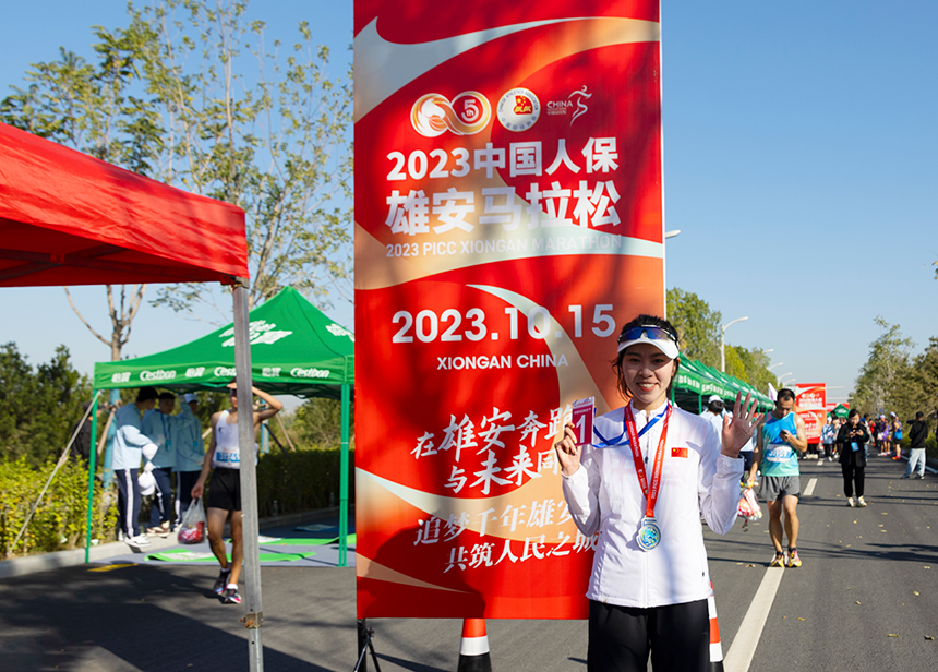 2023雄安马拉松女子组半马选手庆祝胜利。齐鑫摄