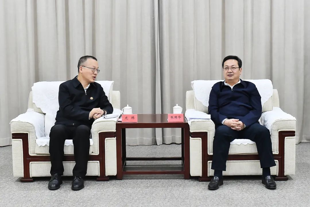 張國華與北京理工大學校長、中國工程院院士龍騰一行舉行工作座談。劉向陽攝