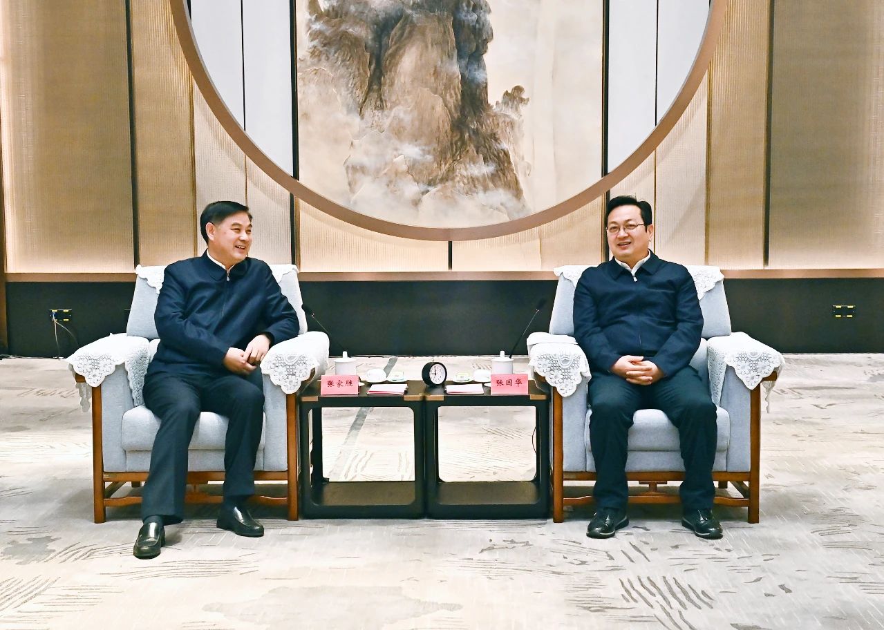 張國華與國家體育總局副局長張家勝一行舉行工作座談。劉向陽攝