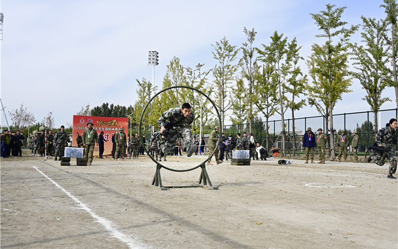 武装越野、射击、投弹…… 中国大学生国防体育大赛“沙场练兵”