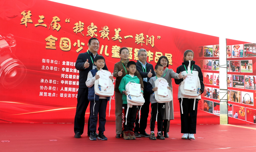 呂靜波、劉華彬、何敏、李濤為入展作者代表李運涵、劉英實、陳冠廷、范思遠（范澤遠代領）頒發入選証書和紀念畫冊。中國女攝影家協會供圖