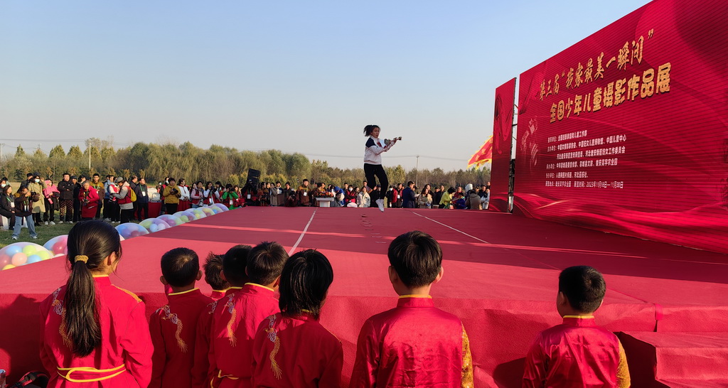 李運涵表演武術《春秋大刀》。中國女攝影家協會供圖