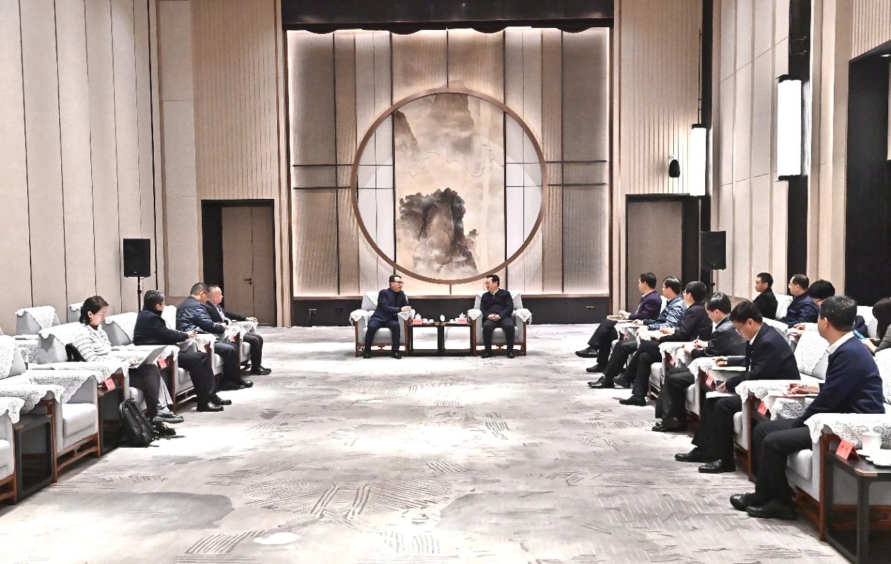 张国华与中软国际有限公司董事局主席陈宇红一行举行工作座谈。刘向阳摄