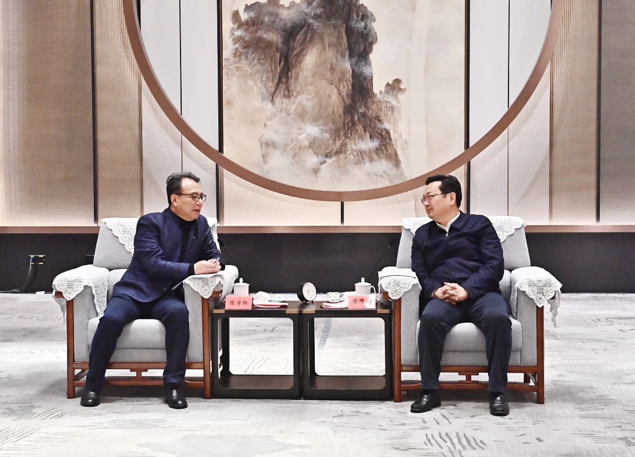 张国华与中软国际有限公司董事局主席陈宇红一行举行工作座谈。刘向阳摄