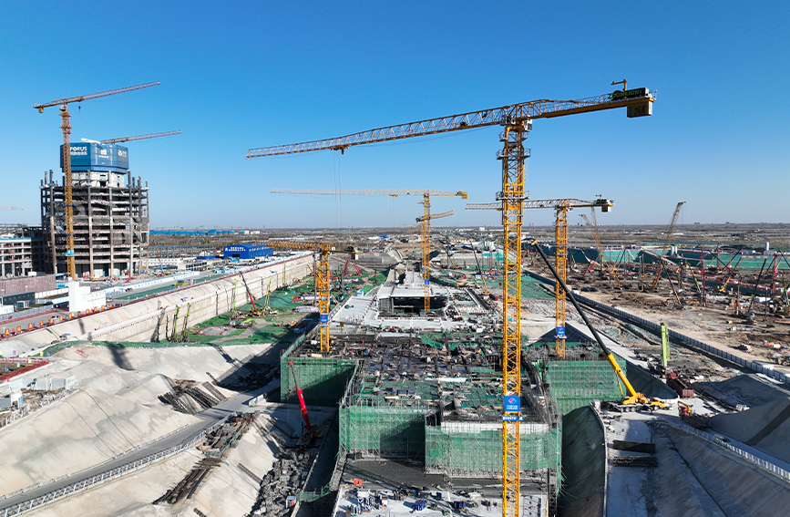 近4000名建设者作业忙 雄安城际站及国贸中心片区建设热火朝天