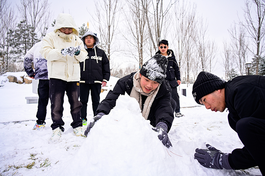 市民来到公园，堆起雪人，享受雪后的乐趣。胡忠摄