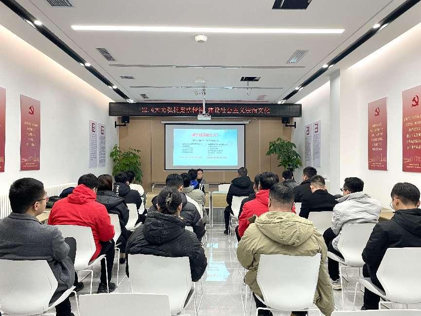 普法宣讲员正在进行法治宣讲。李雪摄