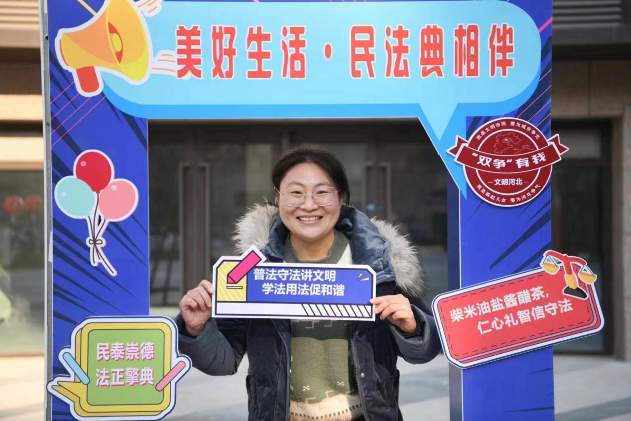 法治宣传打卡墙活动现场。杨亚文摄