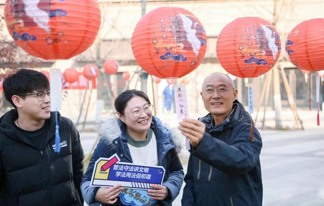 法治灯谜猜猜猜活动现场。杨亚文摄