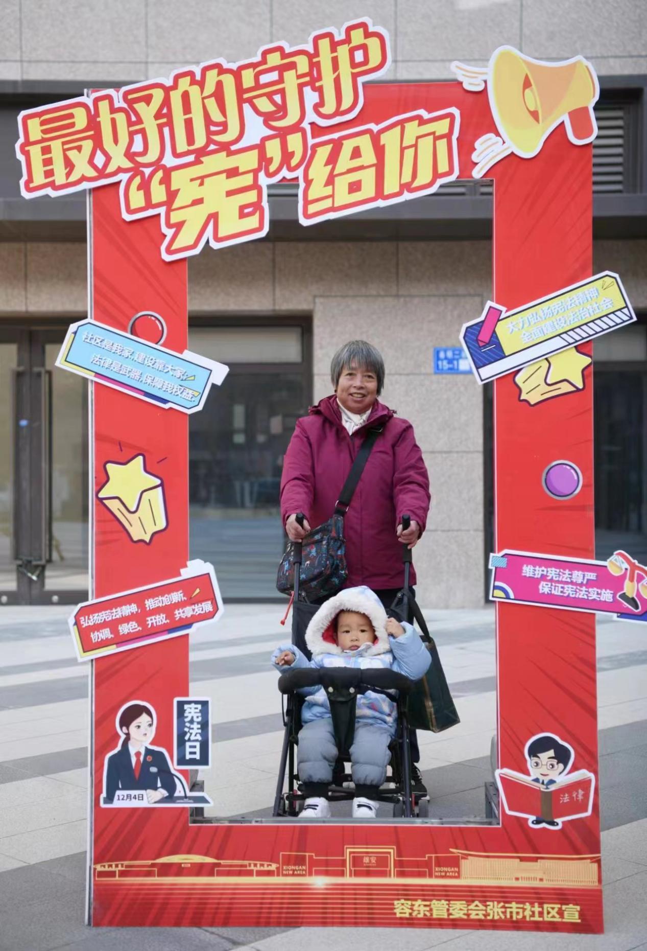 法治宣传打卡墙活动现场。杨亚文摄