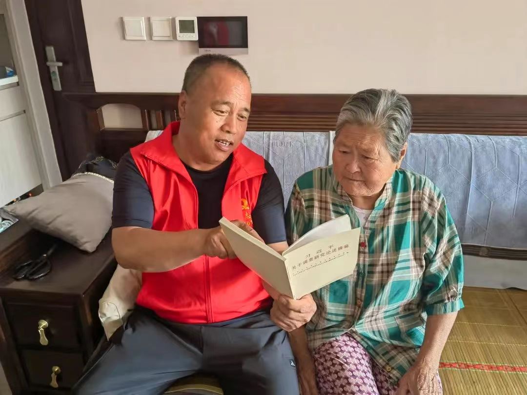 “定安花开”宣讲团入户宣讲 高璐摄