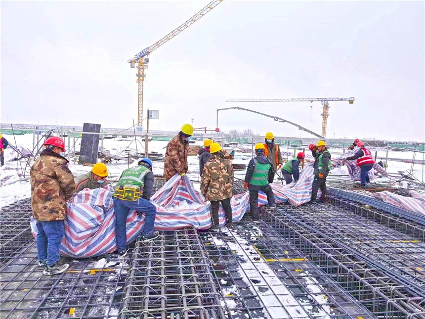 雄安至大兴机场快线项目组织建设者开展清雪除冰工作。中建二局河北分公司供图
