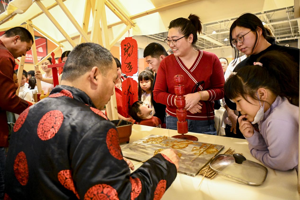 乐逛市集的容东居民。胡忠摄