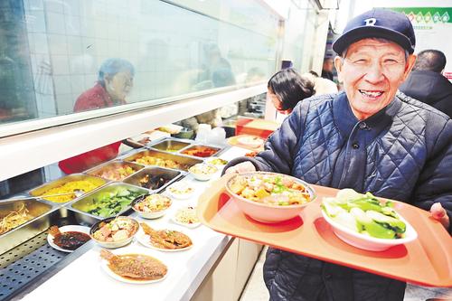 1月2日中午，在雄安新區容東片區南文營社區食堂，一位老人選用午餐。 河北日報見習記者 劉光昱攝