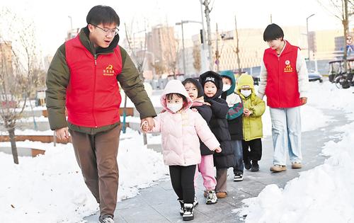 2023年12月20日，容東片區雙文社區“雙子星”志願者護童小隊“步行班車”護送孩子們安全放學。 河北日報見習記者 劉光昱攝