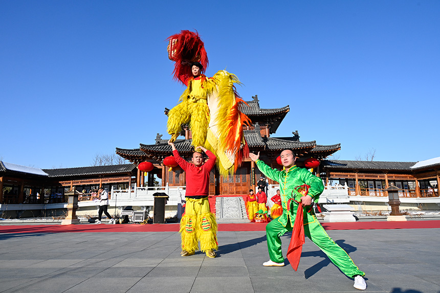 “雄安歲節，國風悅容”漢服園游會活動的舞獅表演。胡忠攝