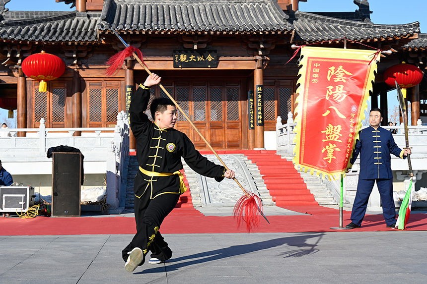 “雄安歲節，國風悅容”漢服園游會活動的武術表演。胡忠攝