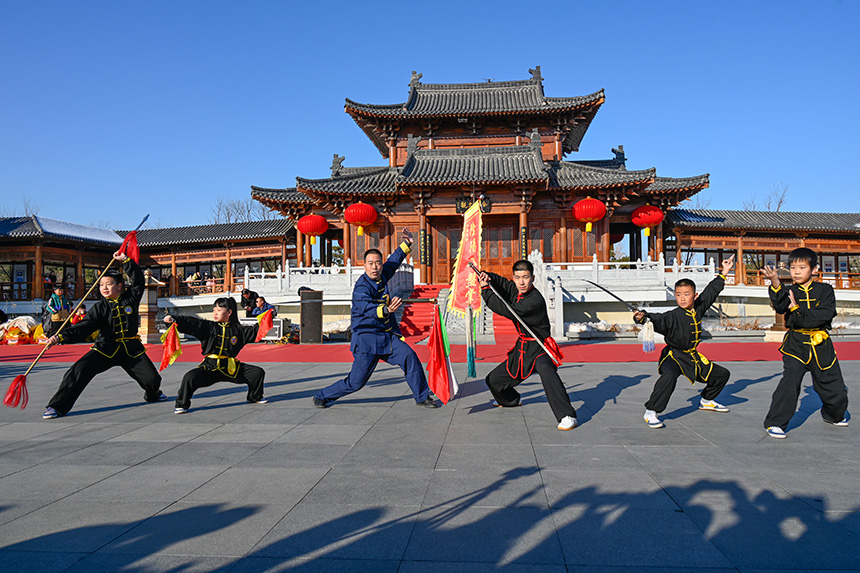 “雄安岁节，国风悦容”汉服园游会活动的武术表演。胡忠摄