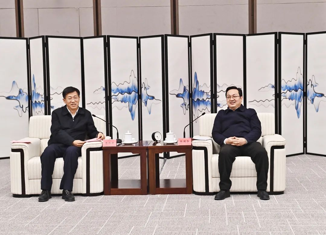 张国华与中国气象局局长陈振林一行举行工作座谈并出席双方合作备忘录签署仪式。刘向阳摄