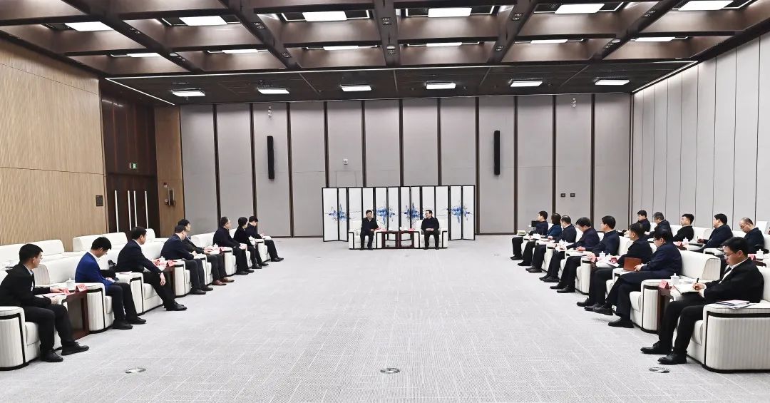 张国华与中国气象局局长陈振林一行举行工作座谈并出席双方合作备忘录签署仪式。刘向阳摄