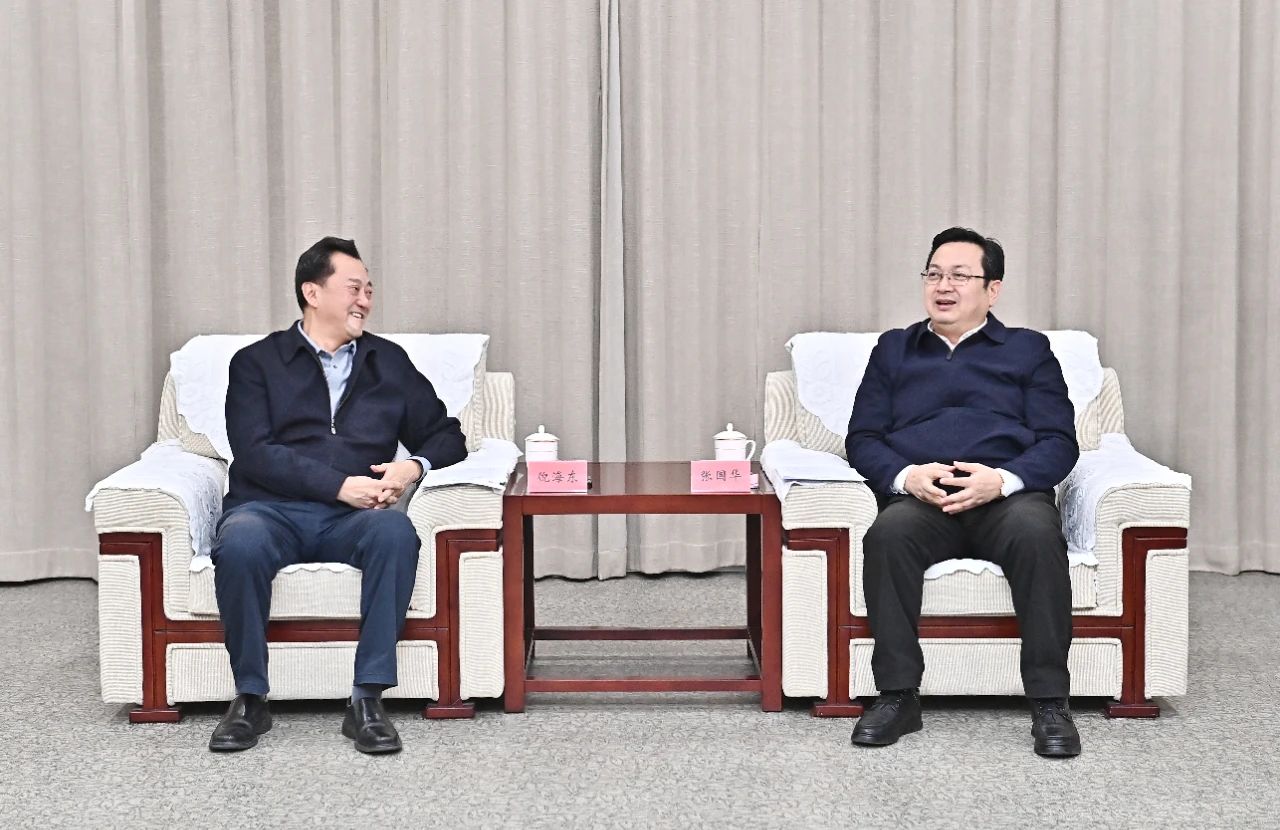 张国华与北京语言大学党委书记倪海东、校长段鹏一行举行工作座谈。刘向阳摄