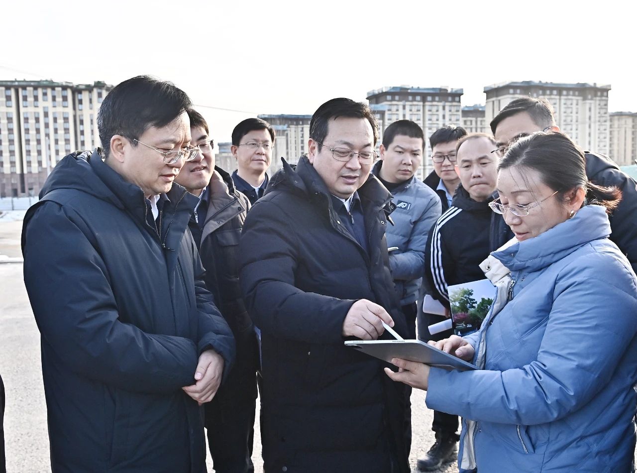 张国华调研昝岗片区、雄东片区路网建设工作。刘向阳摄