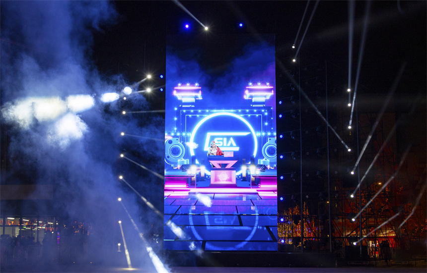觸夢未來·雄安元宇宙音樂盛典現場,虛擬數字人SIA帶來節目《超時空電音》。齊鑫 攝