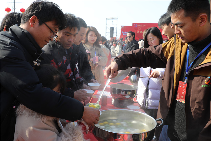 观众们在“村晚”活动现场品尝汤圆。容城县委宣传部供图