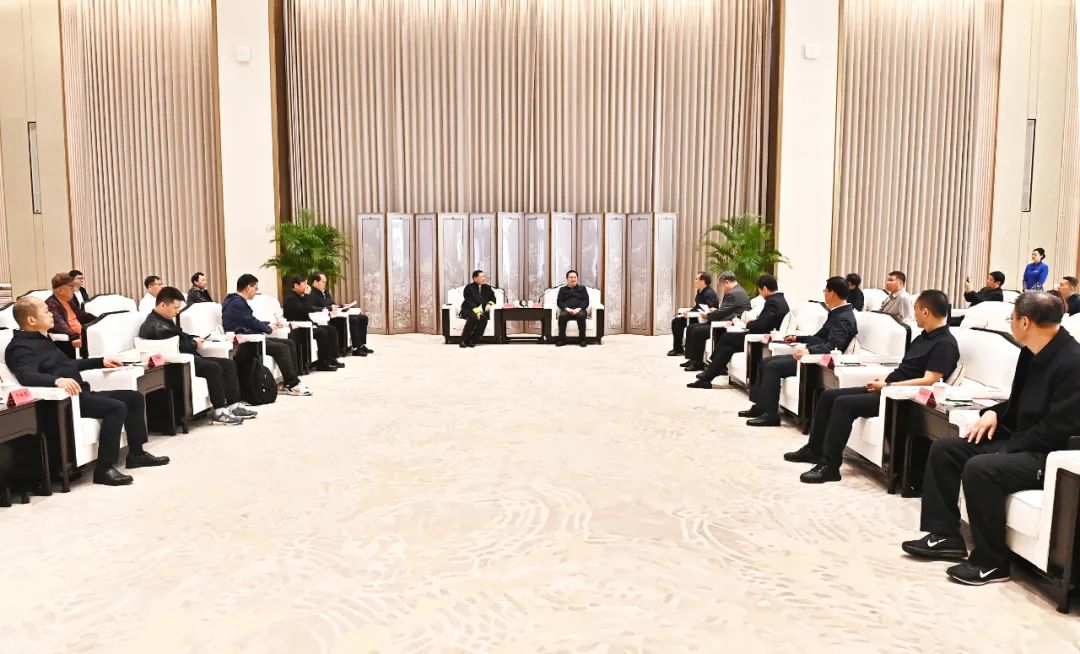 张国华与中国武术协会副主席周建平一行举行工作座谈。刘向阳摄