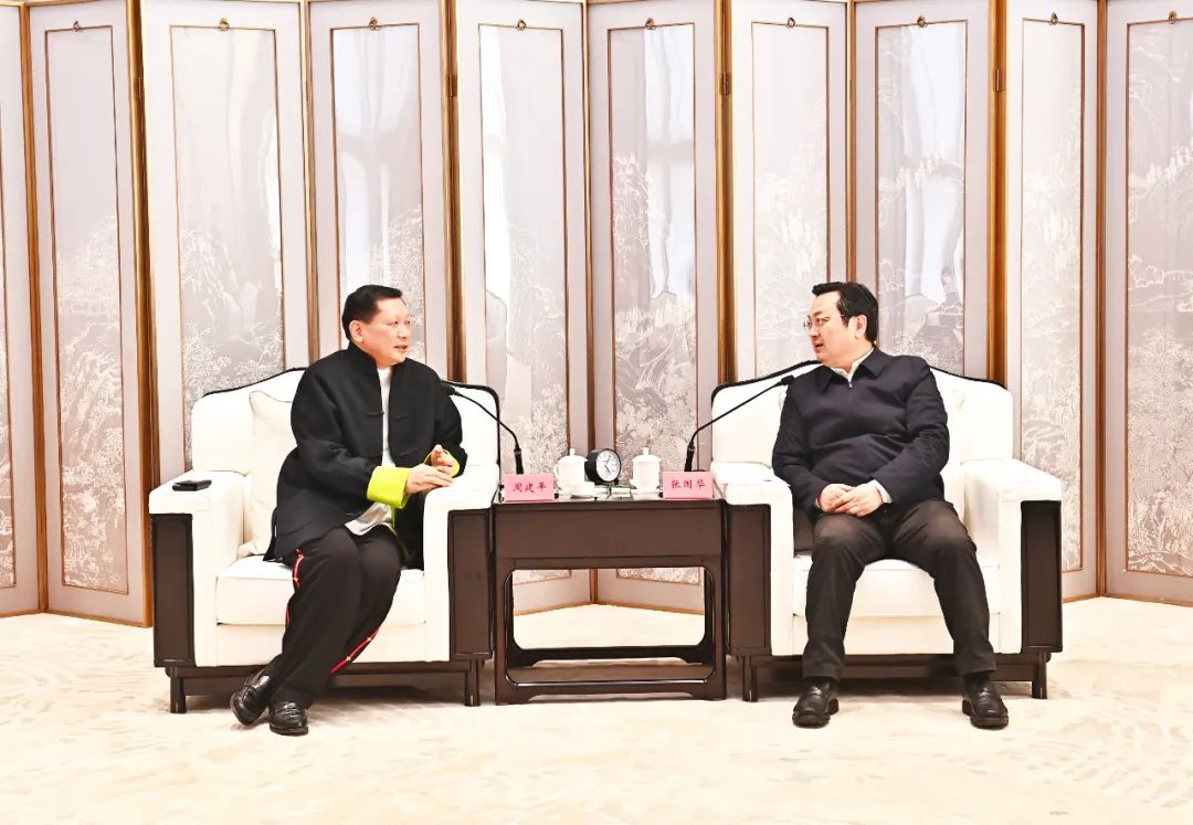 张国华与中国武术协会副主席周建平一行举行工作座谈。刘向阳摄