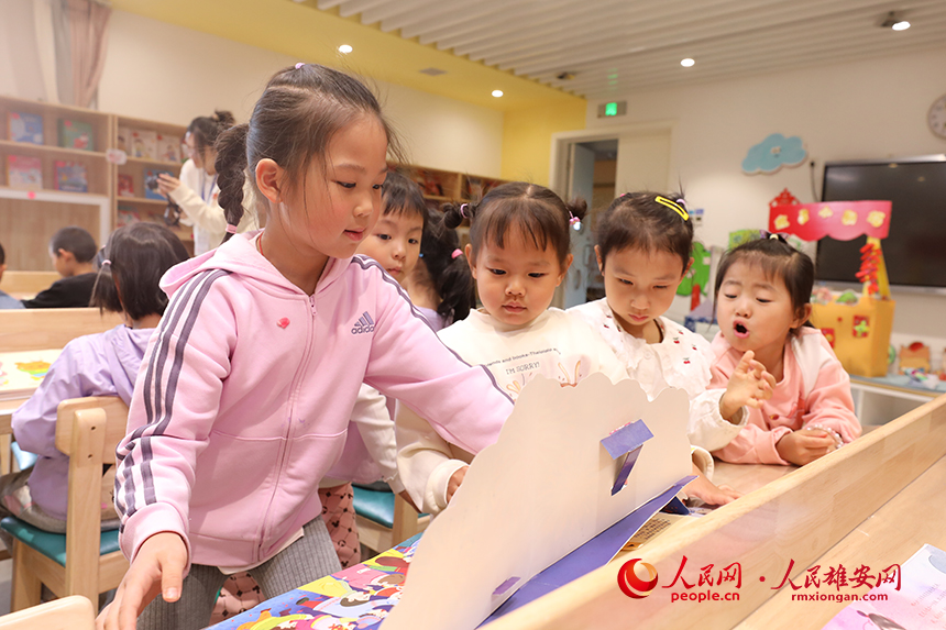 4月23日，雄安北海幼兒園開展“荷你遇見書香美好”讀書分享活動，孩子們以書交友，將自己喜歡的書推薦給其他小朋友。人民網記者 李兆民攝