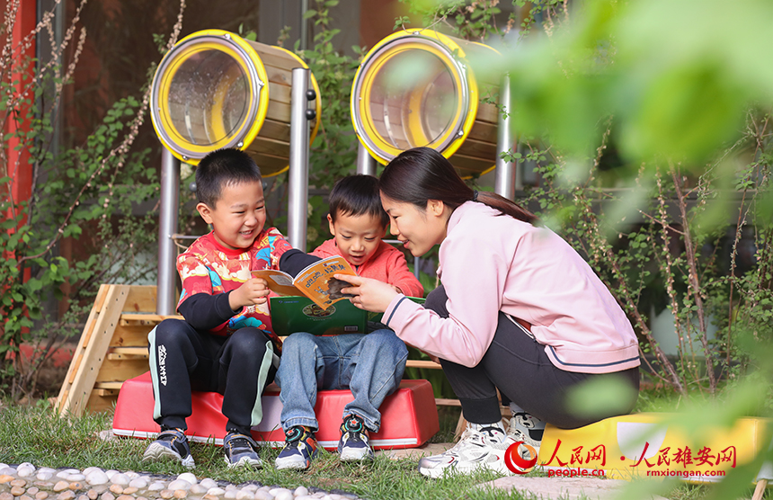 4月23日，雄安北海幼兒園師幼合作在幼兒園白洋澱微景觀進行布置，開展荷塘趣味讀書活動。人民網記者 李兆民攝