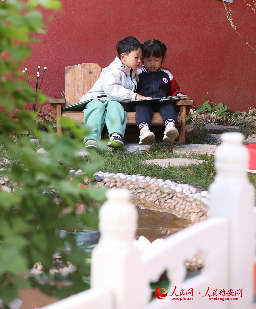 4月23日，雄安北海幼儿园师幼合作在幼儿园白洋淀微景观进行布置，开展荷塘趣味读书活动。人民网记者 李兆民摄