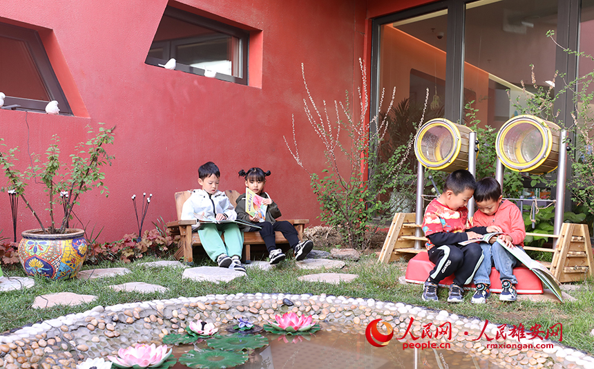 4月23日，雄安北海幼兒園師幼合作在幼兒園白洋澱微景觀進行布置，開展荷塘趣味讀書活動。人民網記者 李兆民攝