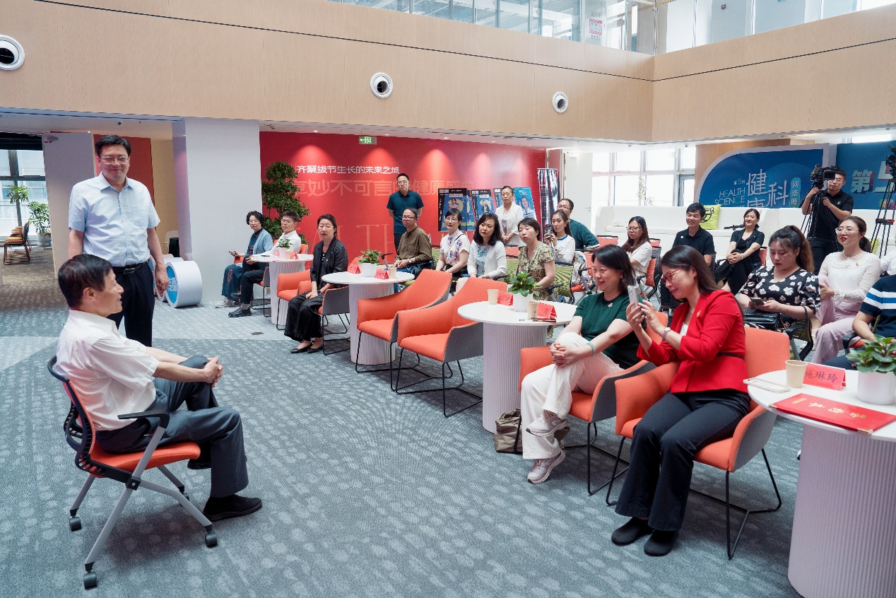 刘德培院士与观众即兴互动。