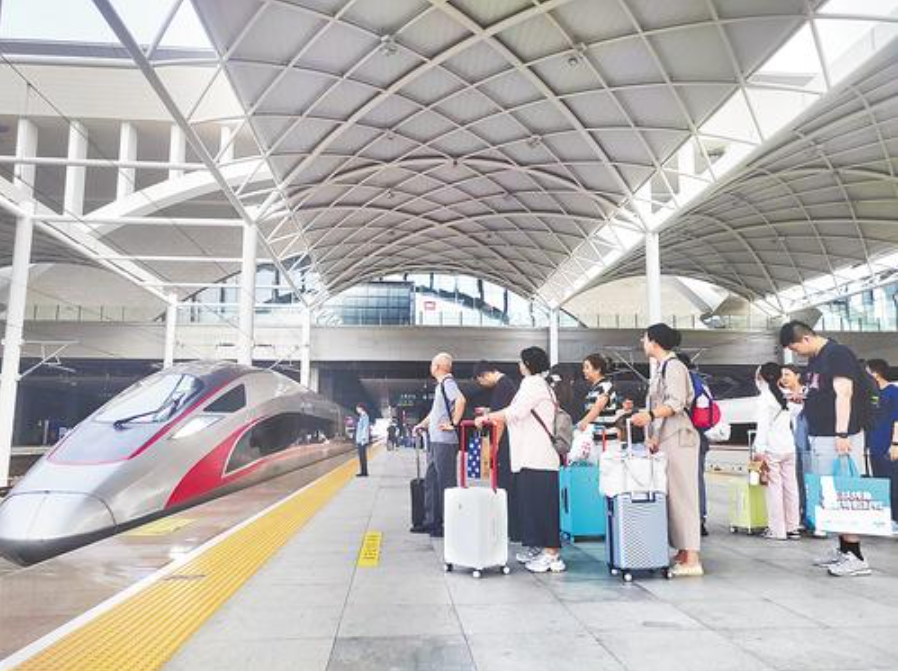 7月28日，旅客在石家庄站等待上车。据介绍，今年铁路暑期运输以来，游客成为主要客流之一。 本报记者 方素菊摄