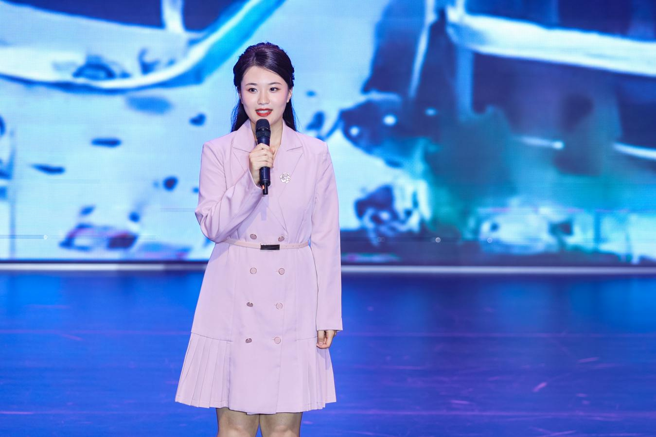 姚玉同讲述雄安人才发展集团坚持就业优先，让群众在家门口实现就业的民生故事。雄安新区宣传网信局供图