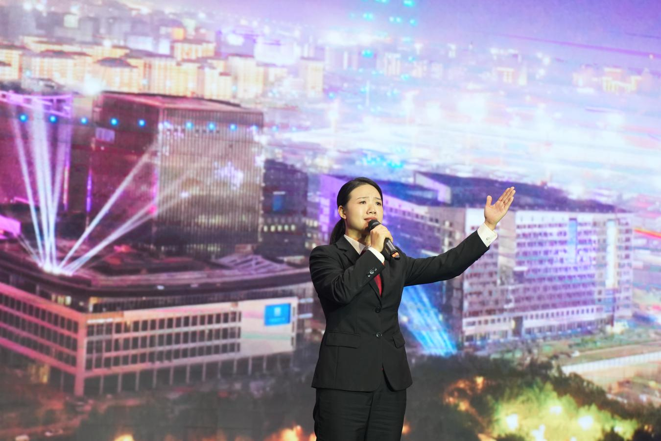 肖忆雪讲述自己放弃北京工作机会，投身新区法治建设，用脚步丈量民情，用法律守护司法正义的为民故事。雄安新区宣传网信局供图