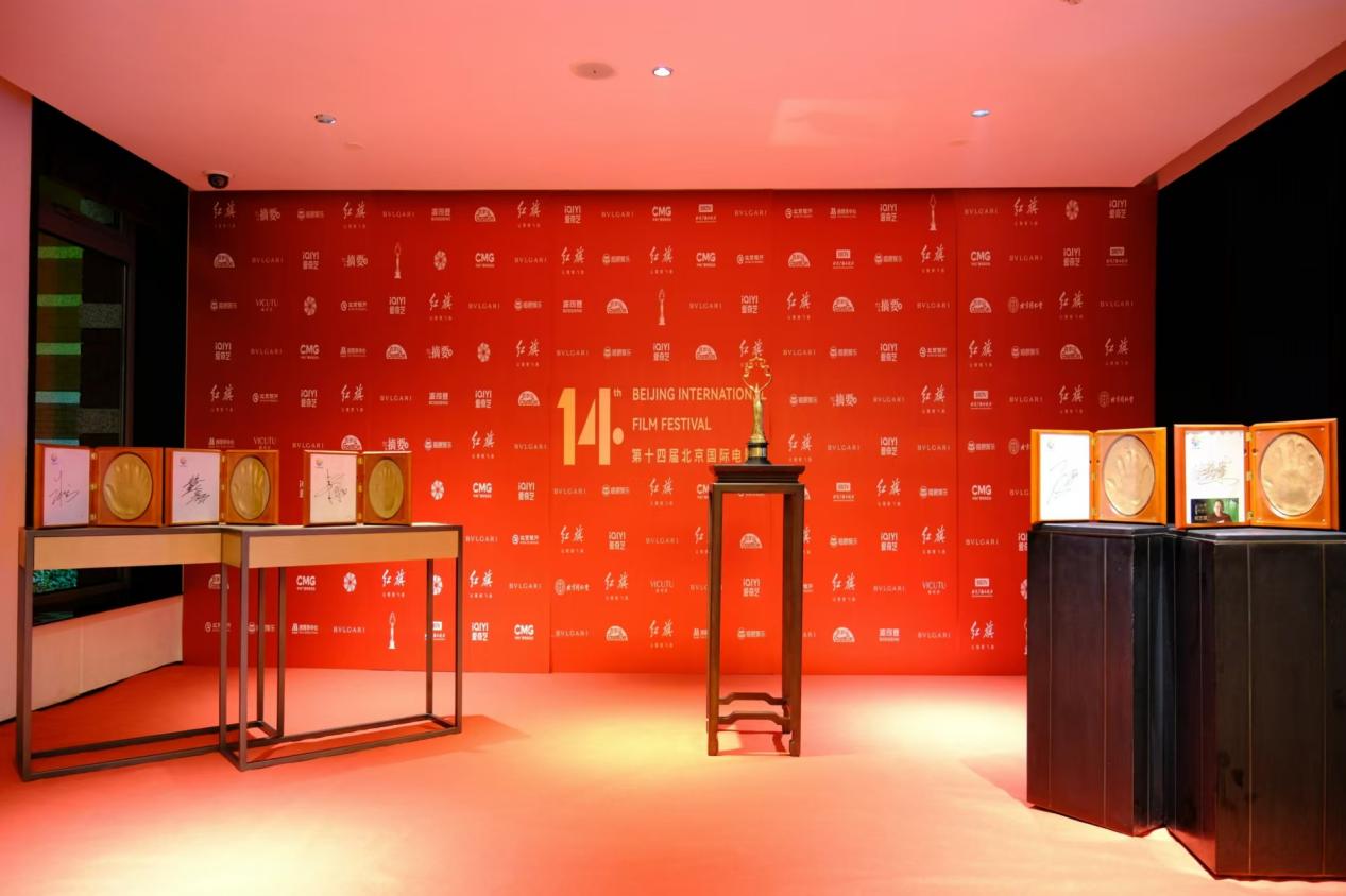 北影节往届明星影人签名展示板、天坛奖奖杯等进驻雄安新区开始巡展。雄安新区宣传网信局供图