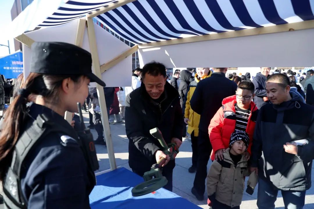 活动现场装备展示区采用全开放式设计，大家能够近距离、全方位观察并体验警用装备。雄安新区公安局供图