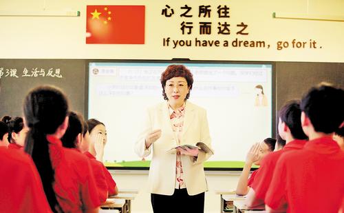 4月25日，雄安容和金源小學校長陳曉輝在課堂上為學生講課。 本組圖片由本報記者劉光昱攝