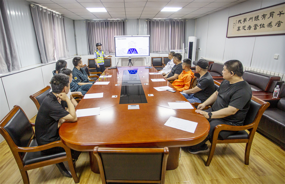 5月16日，河北省邯郸市交巡警复兴二大队民警走进辖区通用环球中煤岭北医院，为医院救护车司机开展了一场生动实用的交通安全知识讲座。聂长青摄