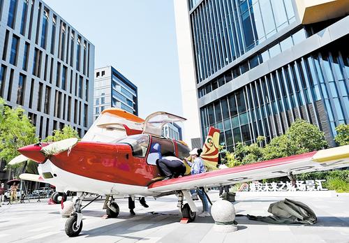 6月8日，雄安新区第二届雄安未来之城场景汇系列大赛决赛低空航空器展区，工作人员进行布展，并对参赛作品进行安装、调试。 本报记者 刘光昱摄