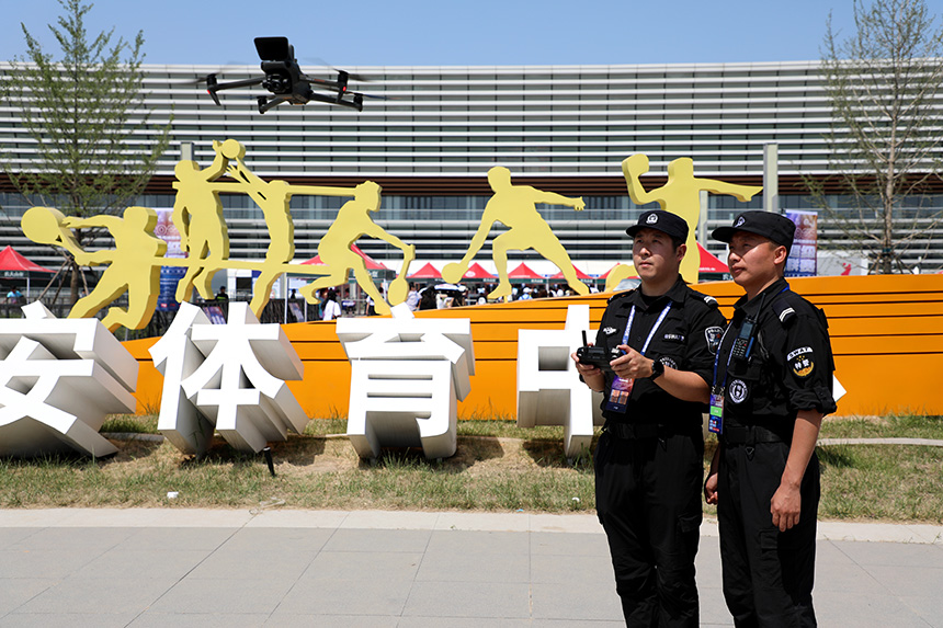 执勤民警利用警用无人机在赛事区域实时巡查，通过空中喊话疏导聚集人群。雄安新区公安局供图