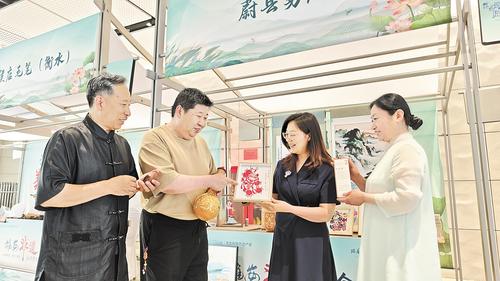 6月14日，在2025“雄安非遗大会”展区，各地非遗“守艺人”找朋友话发展。本报记者 曹铮摄